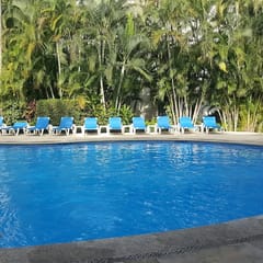 Tropical Vibe & Pools, Great Location Near Beach